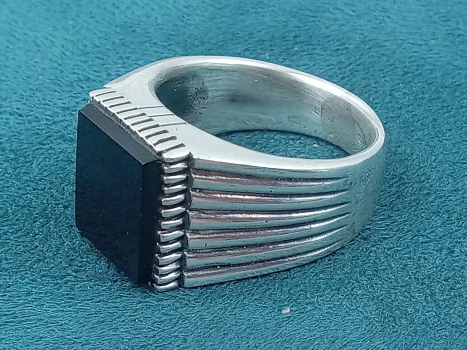 Fluted Mounting Sterling Silver Size 7.75 Ring w. Square Black Onyx Setting - Image 3 of 4