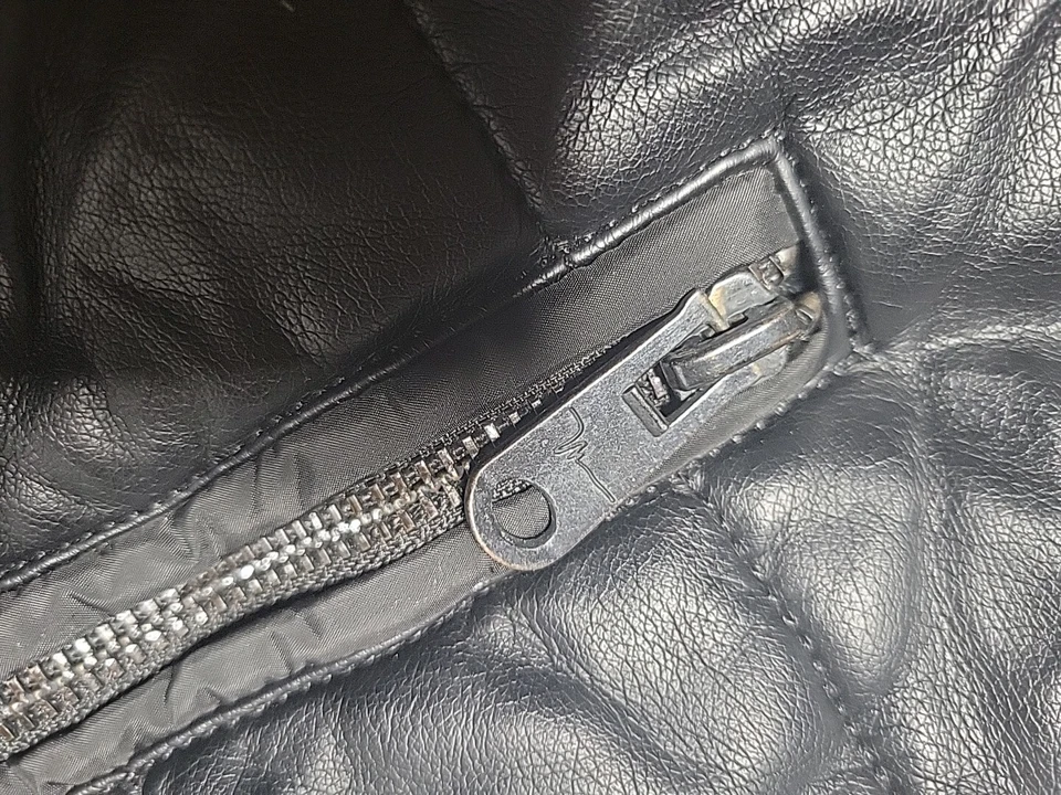 Chaleco acolchado forrado de cuero sintético con capucha Marc Anthony talla mediana Foto 2 de 4