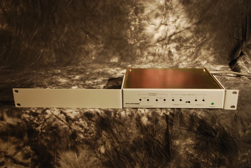 RTS Systems Model 405 professioneller Phono-Vorverstärker mit Rackhalterungen