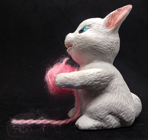 Figura Ratón Blanco con una Bola de Hilo Rosa - Imagen 4 de 7