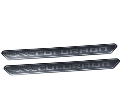 KORUA SHAPES スプリットボード（純正シール付） 2023-2025 Chevrolet Colorado Front Door Sill Plate Decals 85081277