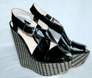 guess black wedges