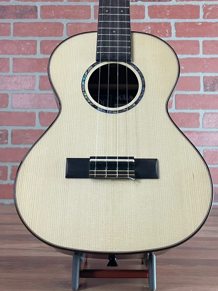 Ukelele tenor Kala 20 aniversario abeto liso acolchado sapele (con bolsa) Foto 2 de 4