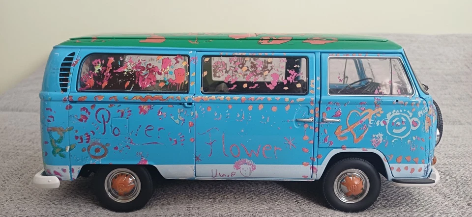 1:18 Schuco VW Bus T2a - Die Ludolfs - Happy Day - 00193 - Bild 4 von 4