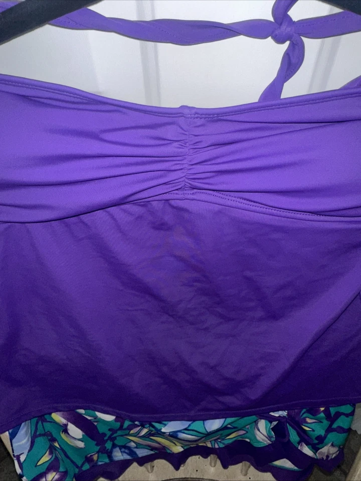 Conjunto Tankini Halter Jaclyn Smith Mujer Talla 16. Parte superior morada con parte inferior con volantes florales. Foto 2 de 4