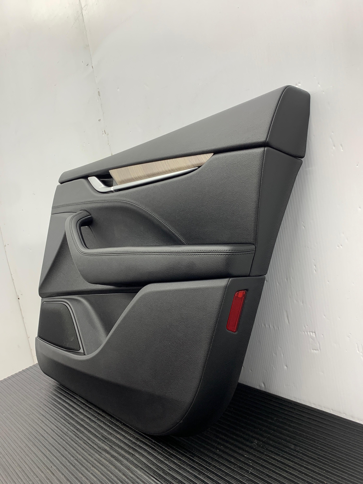 2017 - 2020 MASERATI LEVANTE OEM FRONT RIGHT DOOR TRIM PANEL | BLACK LEATHER