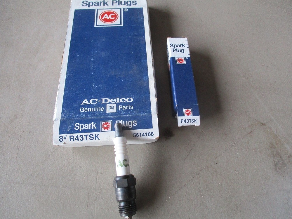 New NOS 8 AC Delco Spark Plugs 5614168 / R43TSK Multiple Vehicles