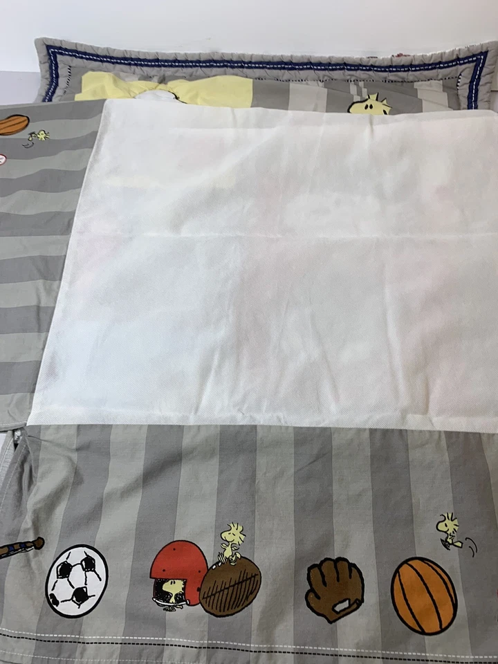 Juego de 2 piezas de edredón y falda de cuna deportiva de fútbol Peanuts Snoopy Foto 3 de 4