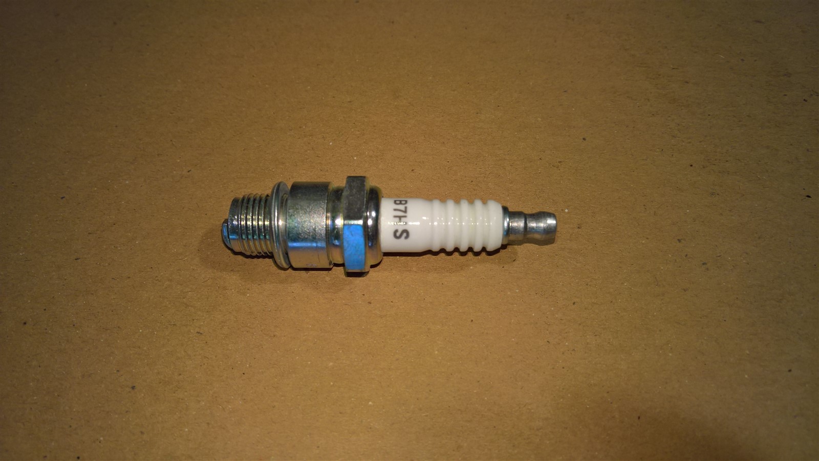 NEW OPEN BOX NGK B7HS Spark Plug 5110
