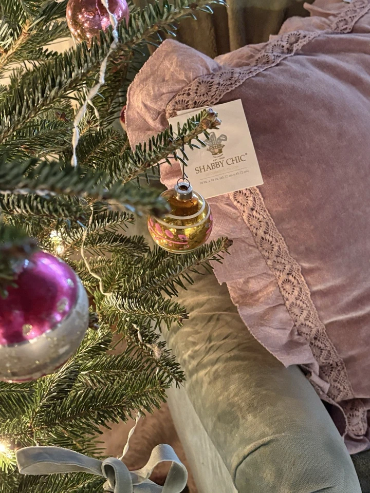 "Almohada decorativa Shabby chic 18"" x 18"" Rachel Ashwell" Foto 3 de 4