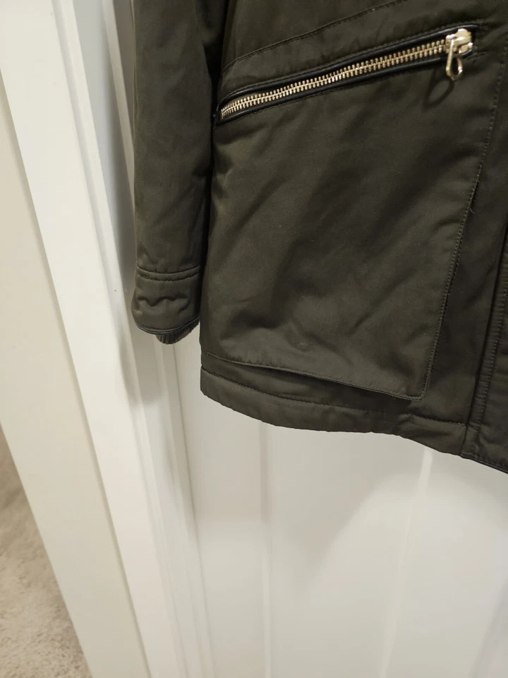 Abrigo Parka ZARA TRF Trafaluc Verde Oliva Ejército Cálido con Capucha Pequeño Borde de Piel Sintética HD Foto 2 de 4