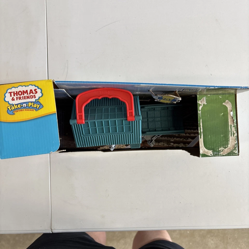 Thomas Take-n-Play Sodor Steamworks reparación cobertizo motor elevador taller de reparación sin motor Foto 3 de 4