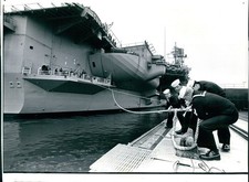 1986 Photo Uss Constellation Sailors Seattle Wa Greg Gilbert Port Island 8x10