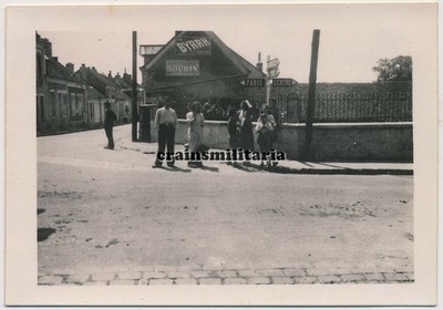 Orig. Foto franz. Bevölkerung bei Wegweiser nach Paris in Frankreich 1940