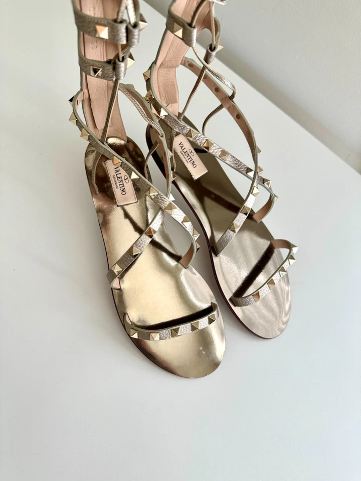 NUEVAS SANDALIAS PLANAS VALENTINO GARAVANI Rockstud plateadas gladiador envolventes al tobillo talla 38 Foto 4 de 4