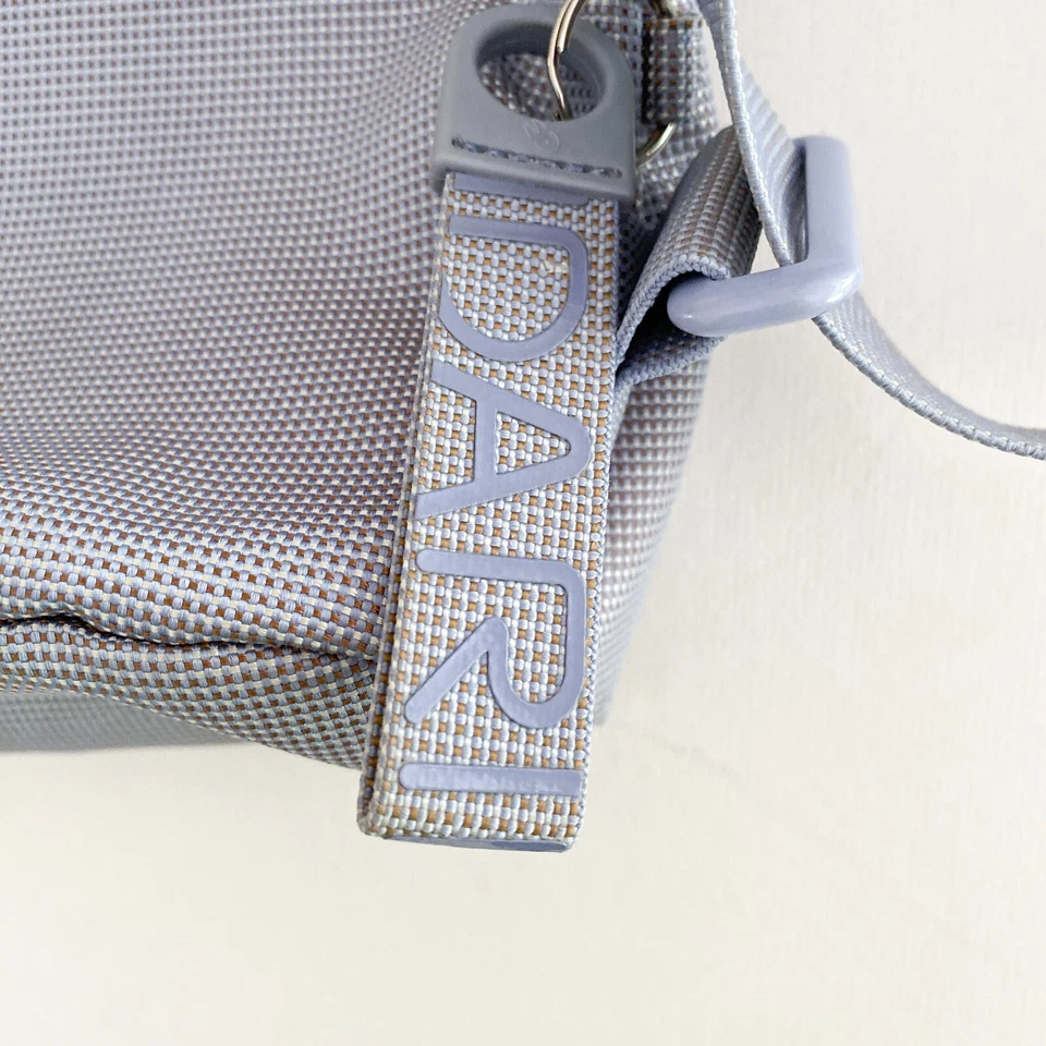 Bolso Mochila Mandarina Duck Delgado con Asa y Correas para el Hombro Gris MD20 Foto 4 de 4