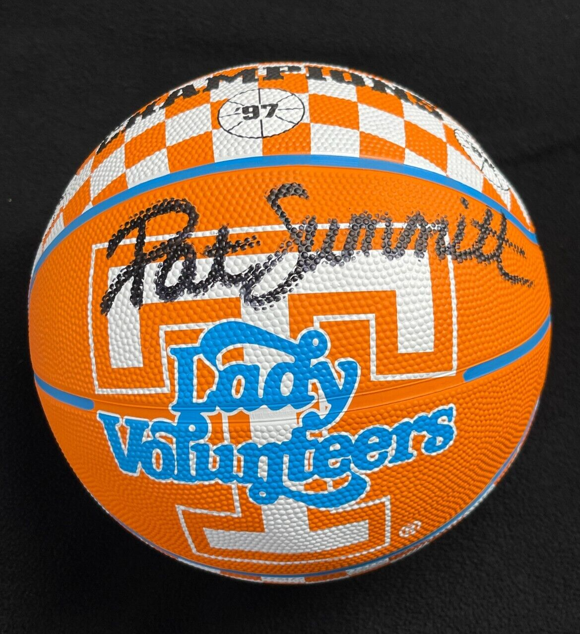 Pat Summitt Autographed Signed Tennessee Volunteers Tennessee Lady Volunteers 800 Wins Basketball W/Case JSA COA 