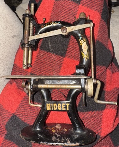 Antique Foley & Williams Midget Toy Sewing Machine 1900s Salesman Sample Works