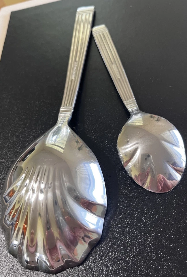 Juego de vajilla de acero inoxidable de 4 piezas 'Alexa' con cucharas de concha raro-Farberware Foto 4 de 4