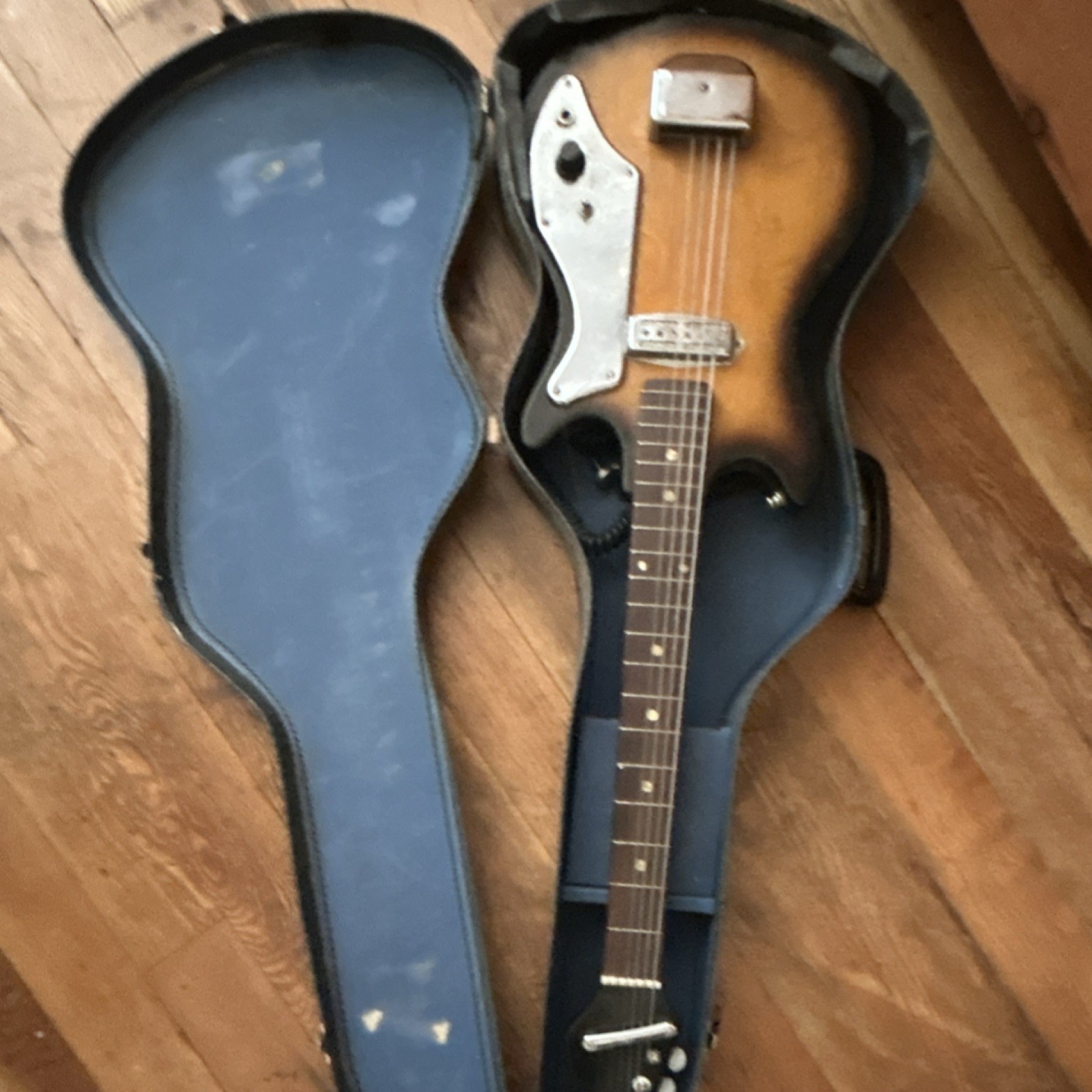 Silvertone Vintage Solid Body Electric Guitar 6 String Right-Handed with Case