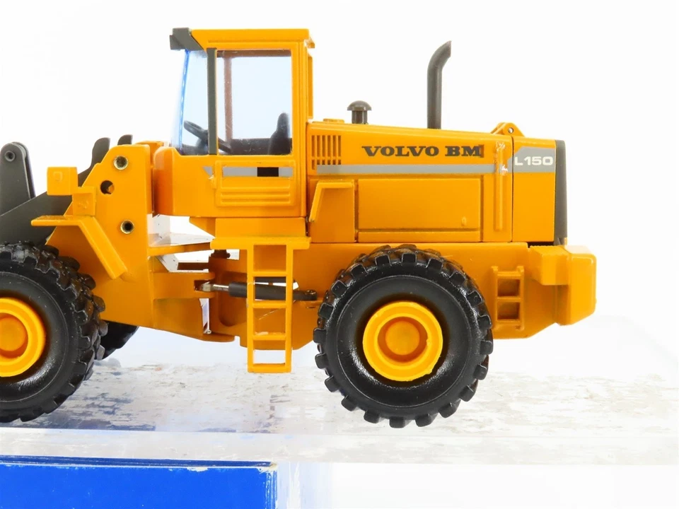 Volvo BM L150 Wheel Loader with Log Grapple - NZG 1:50 Scale Model #359.3 - Image 3 of 4