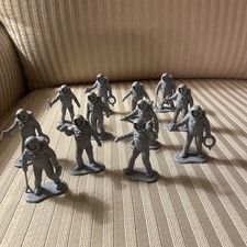 Vintage Plastic Space Men Astronaut Figure 12-Pack, Gray