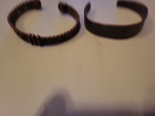 2 bronzefarbene Armreifarmbänder. damen