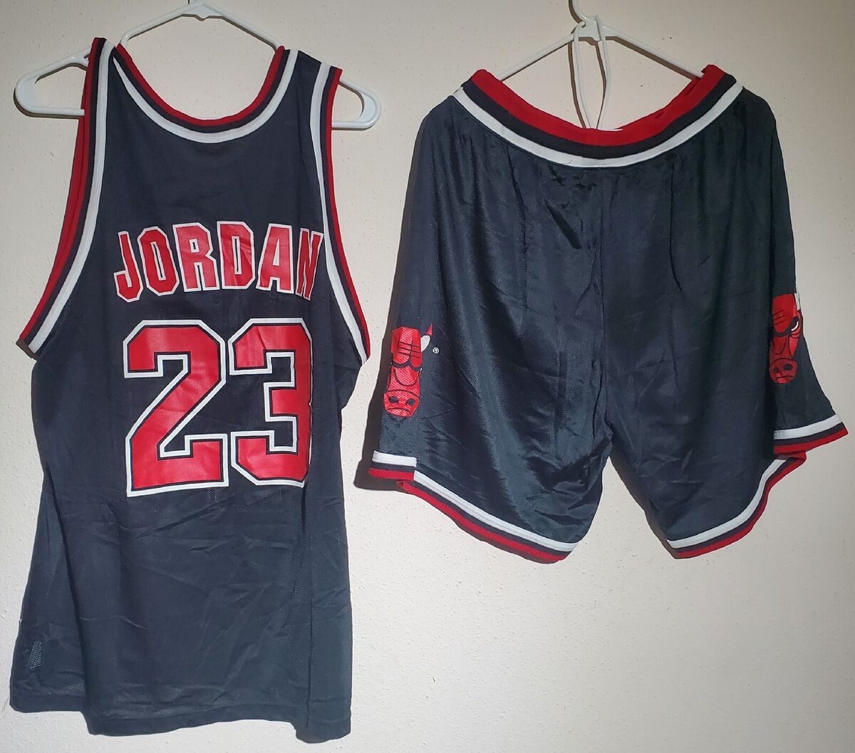 Chicago Bulls NBA Champion Jersey 48 & Shorts 40-42: Michael Chicago Bulls NBA Champion Jersey 48 & Shorts 40-42: Michael