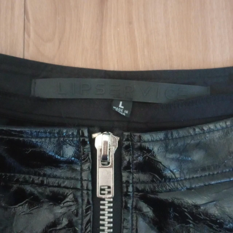 Falda gótica con cremallera de cuero sintético Lip Service Foto 3 de 3