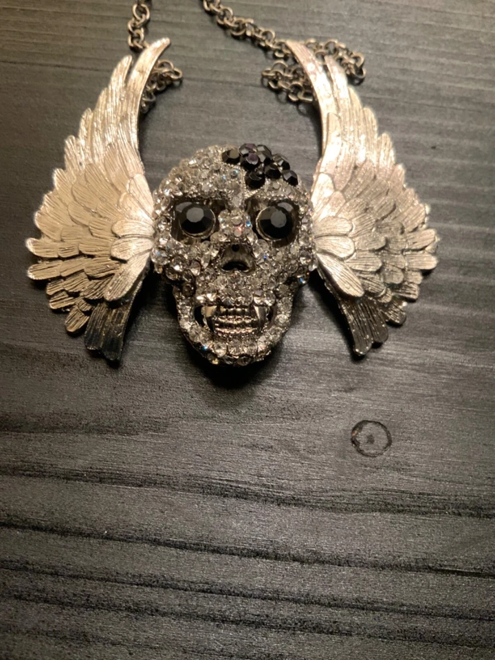 Cabeza de calavera plateada con alas Betsey Johnson Foto 3 de 4