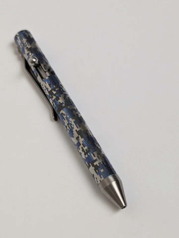 Bolígrafo de acción Fellhoelter Titanium Bolt camuflaje digital - Hecho en EE. UU. Foto 2 de 4