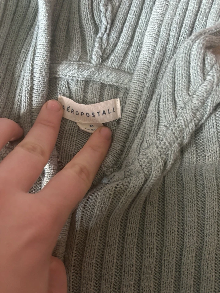 Suéter con Capucha Recortada Aeropostale Verde Salvia Acanalado Cremallera Para Mujer Talla S” Foto 3 de 3