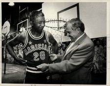 Press Photo Harlem Magicians basketball player Marques Haynes and Jerry Healy