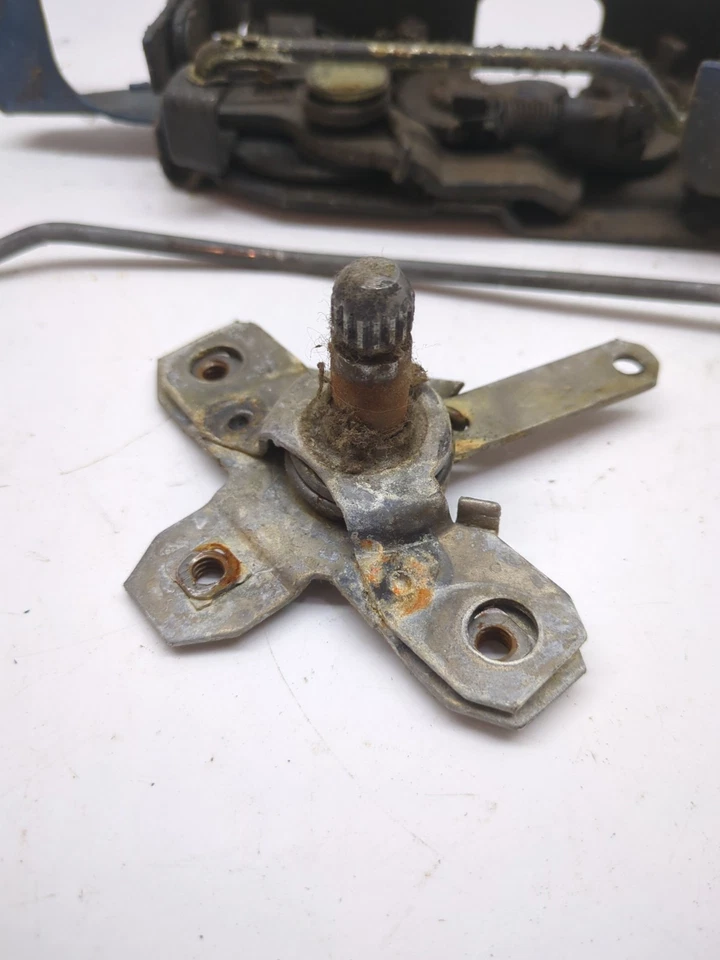 Chevrolet GMC G10 G20 G30 1971-1996 furgoneta pasajero derecho pestillo puerta delantera OEM  Foto 2 de 4