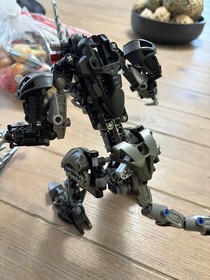 LEGO set 8811 Toa Lhikan & Kikanalo BIONICLE No Box Or Instructions 100%