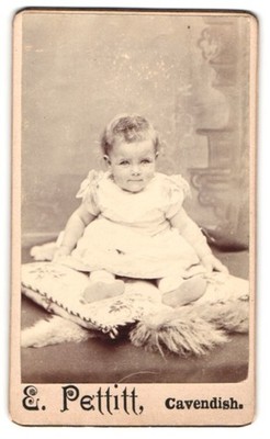 Fotografie E. Pettitt, Cavendish, Kleinkind auf Kissen sitzend 