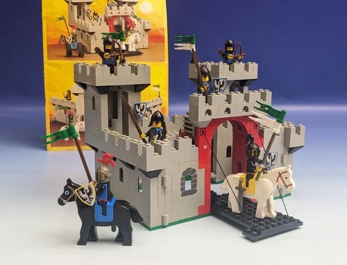 LEGO Knights 6073 Small Knights Castle Eagle Knights Knight's Castle Black Falcons