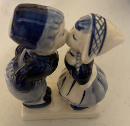 Vintage Delft Blue Dutch Boy & Girl Kissing Figurine Hand Painted DAIC - Picture 1 of 6