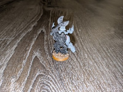 Work in progress on this Ultramarine Chaplain, the old Cassius model being used as a normal Chaplain, hope you guys like