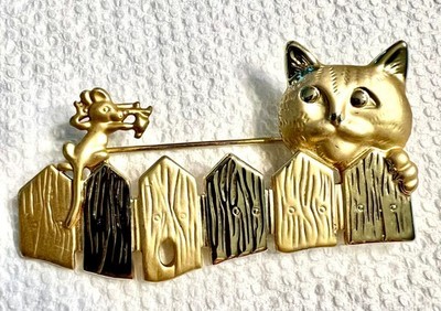 Vintage SIGNED AJC BROOCH PIN Cat on Picket Fence w/Mouse Gold Tone