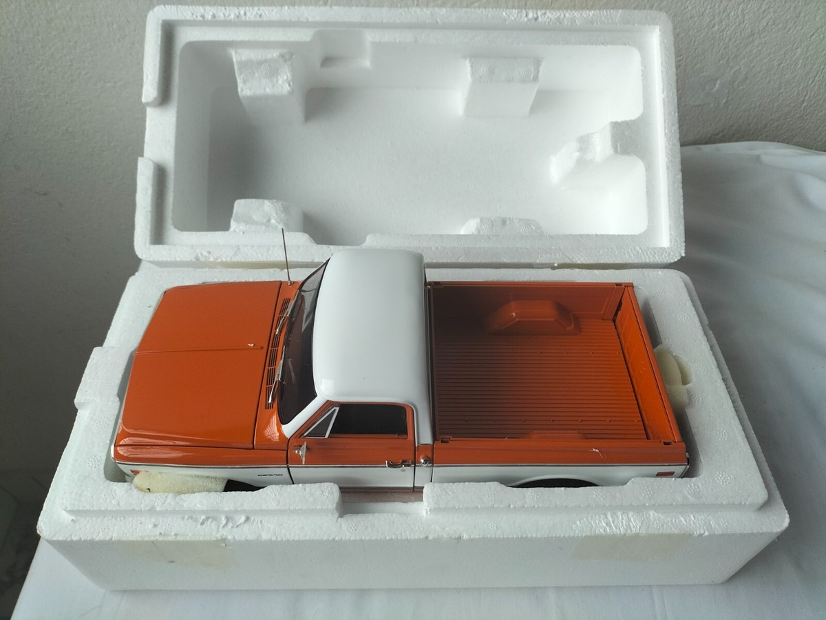 Acme 1/18 Scale A1807213 1972 Chevrolet K-10 4x4 Orange / White