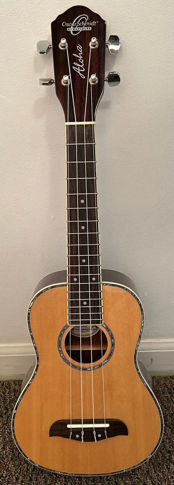 Ukelele de concierto Oscar Schmidt de Washburn OU3 con estuche rígido ¡MÁS! Foto 3 de 4