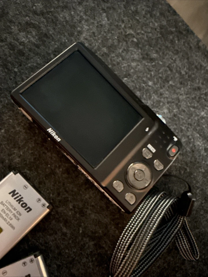 Nikon COOLPIX S3100 14.0MP Digitalkamera - Silber Ohne Kabel Gebraucht, Foto 2 von 5