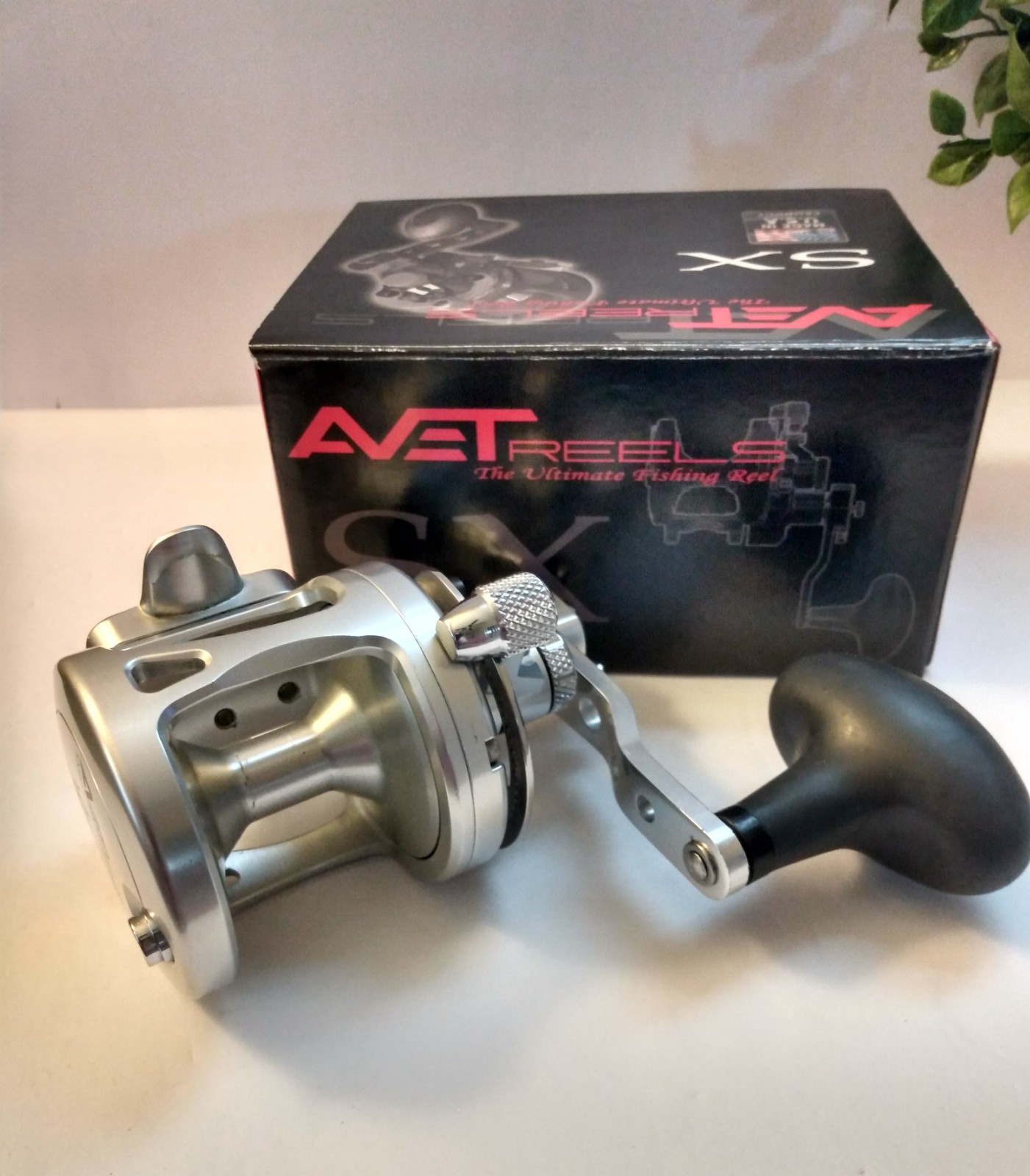Left Hand Avet SX6/4,  G2, 2-Speed Reel In Excellent Conditi