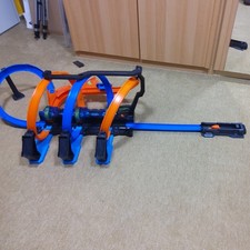 Hot Wheels FTB65 Korkenzieher Crash Trackset, 3 Looping Rennbahn unvollständig 