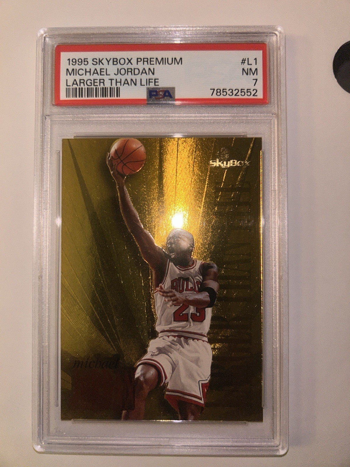 Michael Jordan Skybox Premium 1995 "Larger Than Life" Card #L1 PSA 7