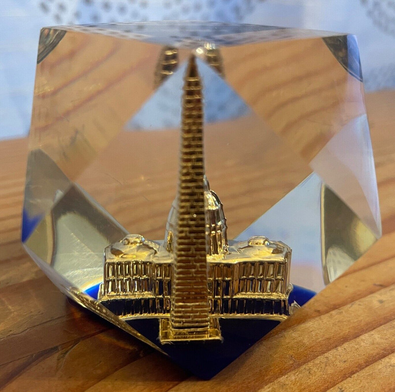 Lucite 14-Sided Paperweight ~ Capitol Building and Washington Monument ~ Gold
