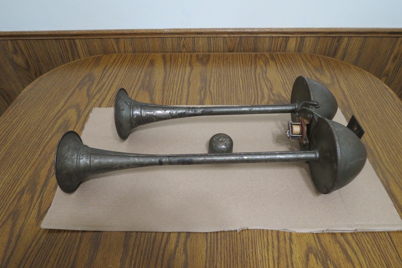 2-Vintage Boat/Train/ Automobile/semi/ Rat Rod  trumpet horns