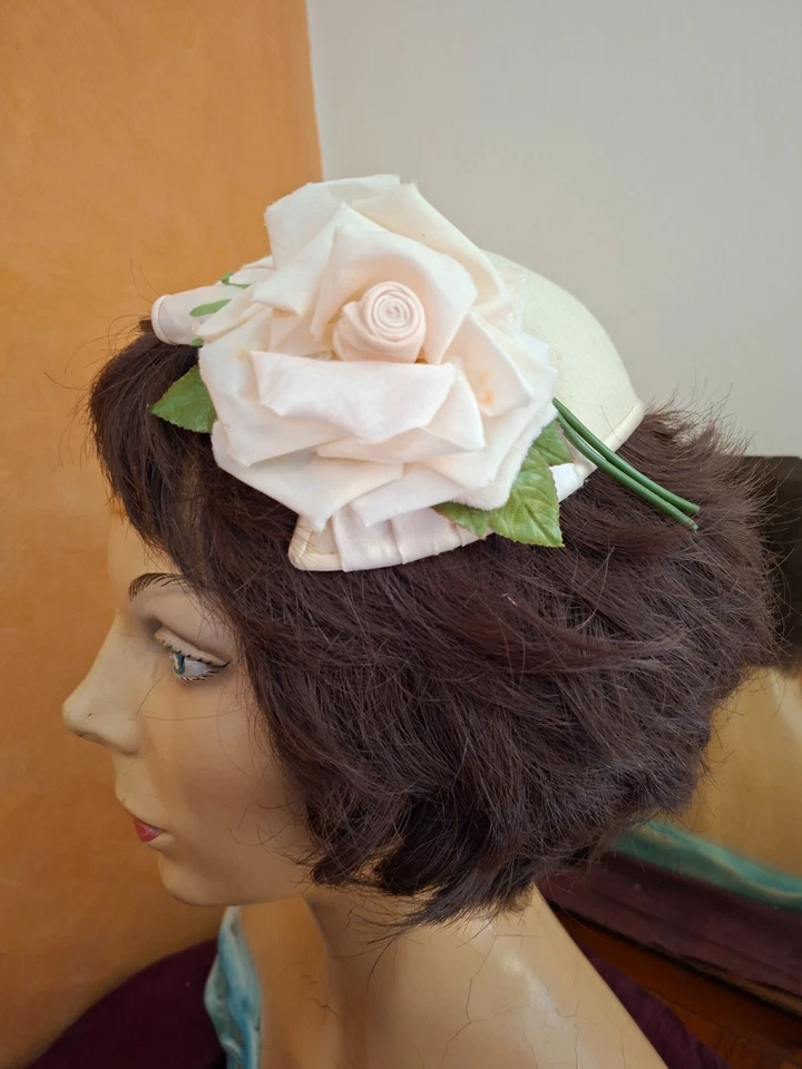 Vintage womens cream/ivory felt and silk half hat with rose - Image 3 of 4