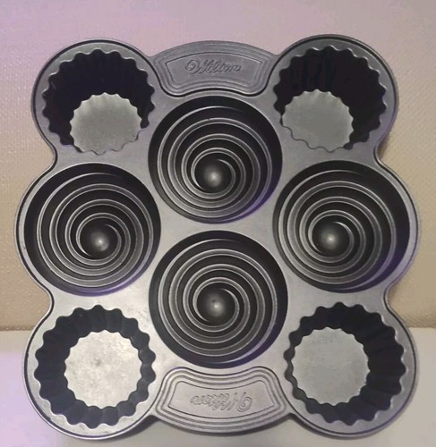 Wilton 3D Cupcake Muffin Baking Pan – Heavy Duty Large 8-Muffin Baking Pan